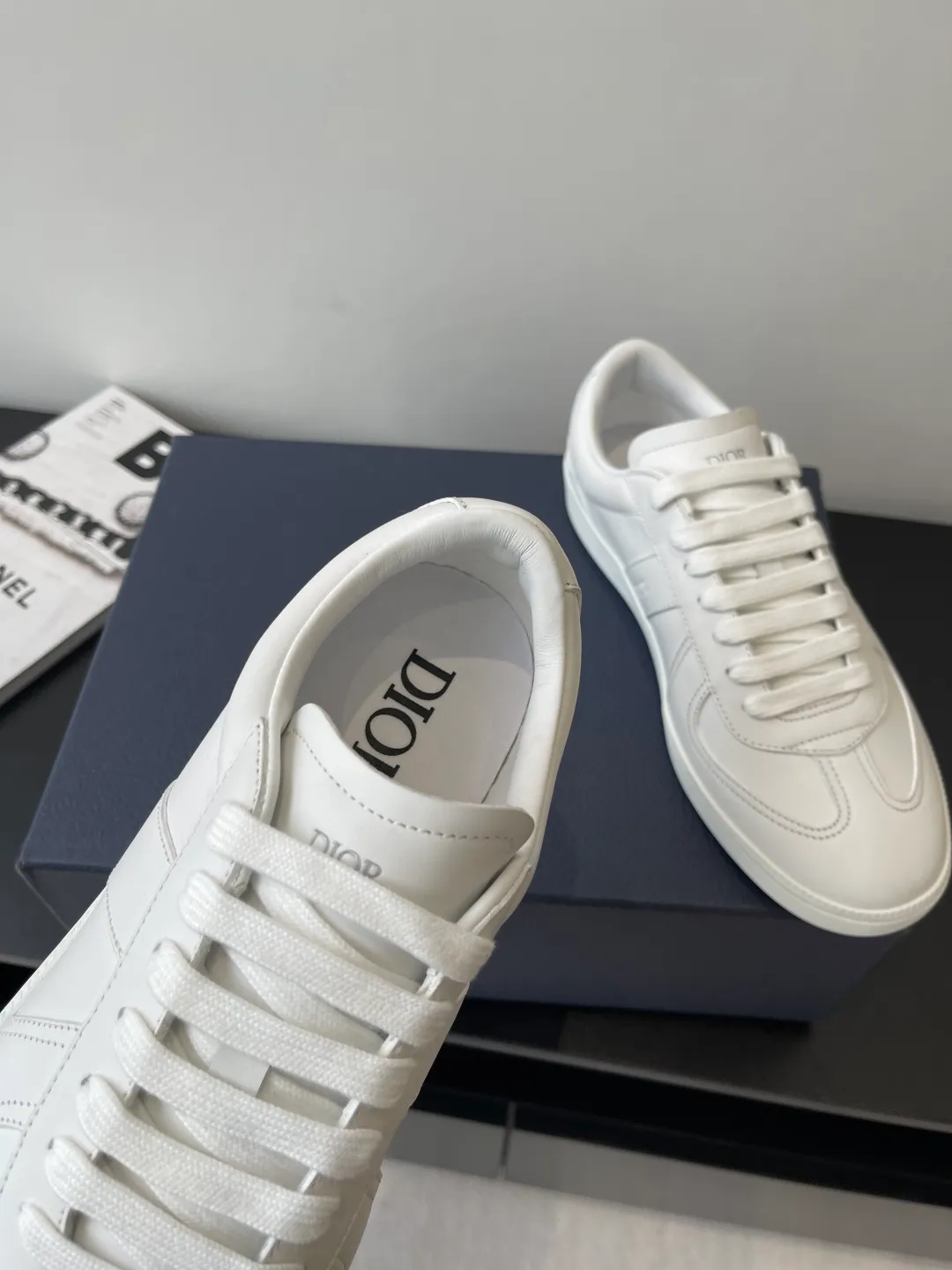 Factory price: 420💰The top version of Dior 25ss new product B01 moral training shoes. The toe size design of the couple's style is a bit wider. The upper foot comfort is perfect. The thread is beautiful. Perfectly suitable for trousers. Decorated with various classic details. It is the ideal choice for daily styling. It can be matched with various casual items to create exquisite shapes. Fabric first layer cowhide/lining sheepskin T men's shoes💰U original outsole Code number: 38-44, customized 45